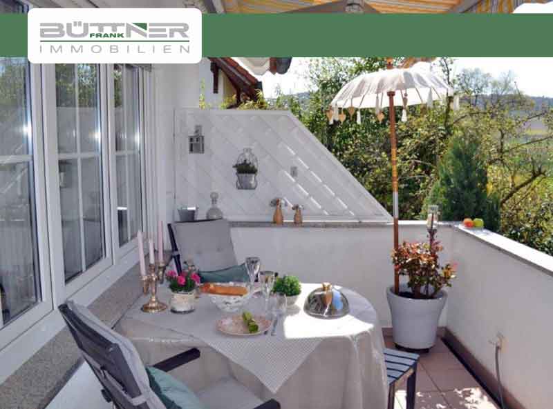 Balkon mit Blick ins Grüne.